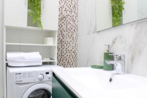 bagno con lavatrice e lavandino di Altum Villare Apartments a Ravenna