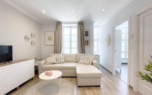 sala de estar con sofá y TV en Precioso piso nuevo dentro del recinto amurallado en Lugo