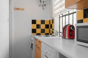 Kuchyň nebo kuchyňský kout v ubytování Vivid King Bed Apt - 12 minutes from City Center