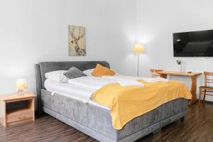 Postel nebo postele na pokoji v ubytování Vivid King Bed Apt - 12 minutes from City Center