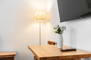 TV a/nebo společenská místnost v ubytování Vivid King Bed Apt - 12 minutes from City Center