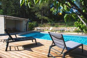 een terras met stoelen naast een zwembad bij Les Manaux en Provence in Roquevaire