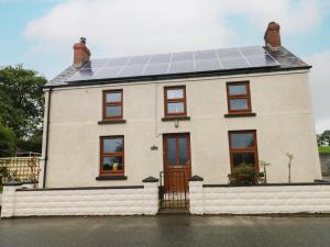 una casa con paneles solares en el techo en Brynawel, en Carmarthen