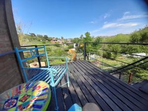 un banc bleu assis au-dessus d'une terrasse dans l'établissement PIEDRALAGO CABAÑAS Y TURISMO, à Villa Carlos Paz