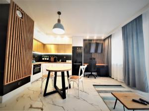 Kuchyňa alebo kuchynka v ubytovaní Super Centrum Szymborskiej 2 z parkingiem podziemnym Apartamenty LUNA Bialystok