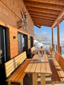 un tavolo da picnic in legno sul portico di un edificio di Ferienhaus Kirchbach a Kirchbach