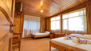 1 dormitorio con 2 cisnes en las camas en Turkmen Tree Houses, en Olympos