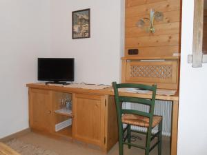 TV a/nebo společenská místnost v ubytování Gästehaus Rita + 11 fotografií