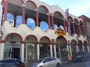 un bâtiment avec des arches rouges et blanches dans une rue dans l'établissement Hotel Viru Viru 1, à Santa Cruz de la Sierra