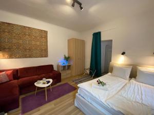 una camera d'albergo con letto e divano di B20 Apartment a Budapest