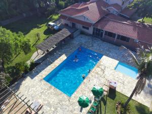 an overhead view of a swimming pool in front of a house at Sitio Castelinho in Cesário Lange