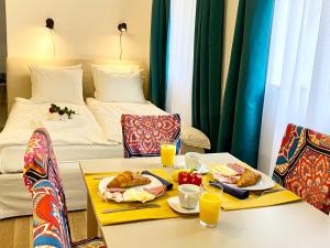 una camera d'albergo con tavolo e cibo di B20 Apartment a Budapest