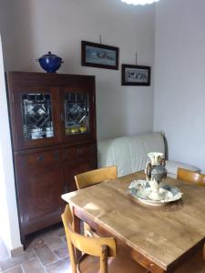 ein Esszimmer mit einem Holztisch und einem Schrank in der Unterkunft Casa di montagna con spazio all'aperto 