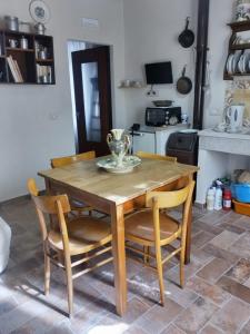 einen Holztisch und Stühle in der Küche in der Unterkunft Casa di montagna con spazio all'aperto 