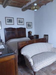 Schlafzimmer mit einem Bett und einem Tisch in der Unterkunft Casa di montagna con spazio all'aperto 