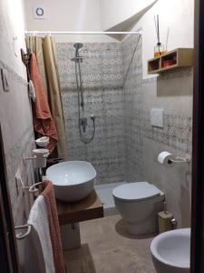 ein Bad mit einer Dusche, einem WC und einem Waschbecken in der Unterkunft Casa di montagna con spazio all'aperto 