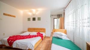 Postel nebo postele na pokoji v ubytování Casa Zura + 37 fotografií