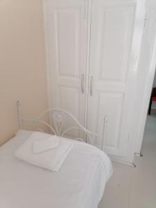 Postel nebo postele na pokoji v ubytování Citalna Rooms