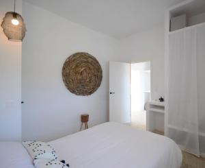 A bed or beds in a room at Exclusivo cortijo con piscina privada Még 31 kép