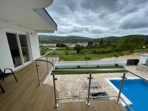una vista dal balcone di una casa con piscina di Villa Ella a Stolac