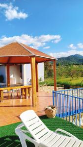 una terraza de madera con mesa y sillas. en Casa Levante - Casa Rural Los Cuatro Vientos en Moratalla