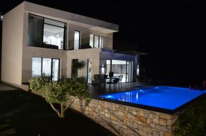 Gallery image of Lake Breeze Villa with a Pool & Magnificent Views in Shirokë