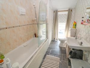 un bagno con vasca, lavandino e doccia di Gleann Griannmhar a Rosscarbery