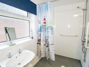 ein Badezimmer mit Waschbecken und Dusche in der Unterkunft Rose Cottage in Skegness + 28 Fotos