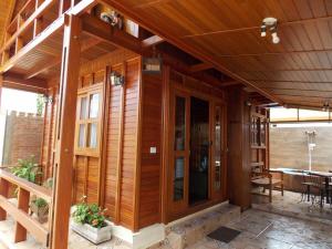 a house with wooden walls and a patio at Chalé aconchegante em Brotas SP in Brotas