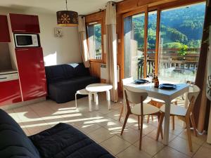 un salon avec un canapé et une table et une cuisine dans l'établissement Studio & piscine intérieure, vue Mont D'Arbois, à Saint-Gervais-les-Bains