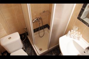 Koupelna v ubytování Lakonia Hotel
