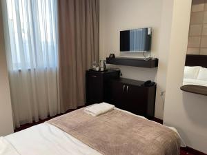 Ένα ή περισσότερα κρεβάτια σε δωμάτιο στο Anga Yerevan Hotel