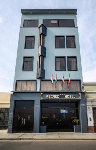 hotel z czterema osobami stojącymi na szczycie budynku w obiekcie Recreo Hotel w mieście Trujillo