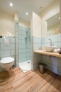 uma casa de banho com um WC, um lavatório e um chuveiro em Natures-Rest Wielen em Wielen