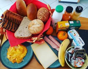 une assiette de nourriture avec des aliments pour le petit-déjeuner sur une table dans l'établissement De linderd, à Aalst