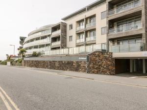 een lege straat voor een gebouw bij Fistral Apres Surf in Newquay