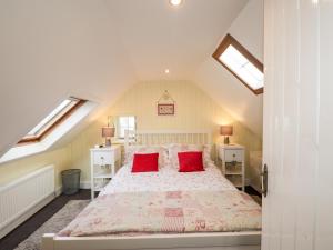 Cama ou camas em um quarto em Seaspray Cottage