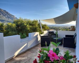 a balcony with a view of the mountains at Agriturismo Palas De Serra Country Resort in Onifai