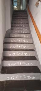 un ensemble d'escaliers en béton avec des motifs blancs sur eux dans l'établissement Apartment Coffee Time, à Cisano sul Neva