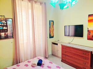 ラ・スペツィアにあるThe Comfort apartmentのベッドルーム1室(ベッド1台、ドレッサー、テレビ付)