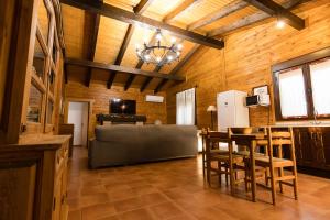 a kitchen and dining room with a table and chairs at Casa Rural Entreolivos in Villarrubia de los Ojos