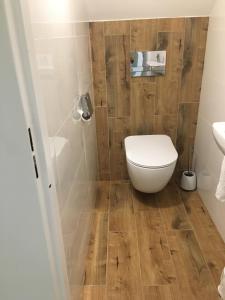 a bathroom with a toilet and a shower at BALTIC VIBES APARTAMENT in Kołobrzeg