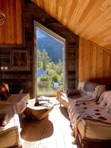 pokój z dwoma łóżkami i dużym oknem w obiekcie Mon Roc - Maison de montagne atypique avec vue w mieście La Grave