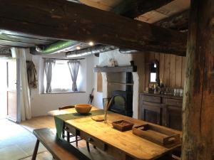 uma cozinha com uma mesa de madeira num quarto em Mon Roc - Maison de montagne atypique avec vue em La Grave