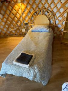 A bed or beds in a room at La Yurta de Gaia
