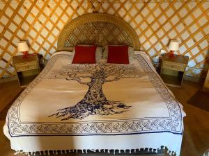A bed or beds in a room at La Yurta de Gaia