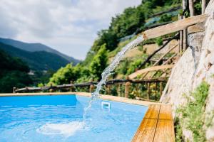 una piscina con agua que se vierte en ella en Villa Le Murelle, en Tramonti