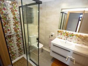 a bathroom with a toilet and a sink and a shower at Playa el Clot - Vinaròs in Vinaròs +39 photos