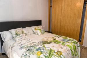 Łóżko lub łóżka w pokoju w obiekcie APARTAMENTOS ONNIGHT