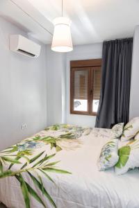 Łóżko lub łóżka w pokoju w obiekcie APARTAMENTOS ONNIGHT